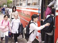 chicos subiendo